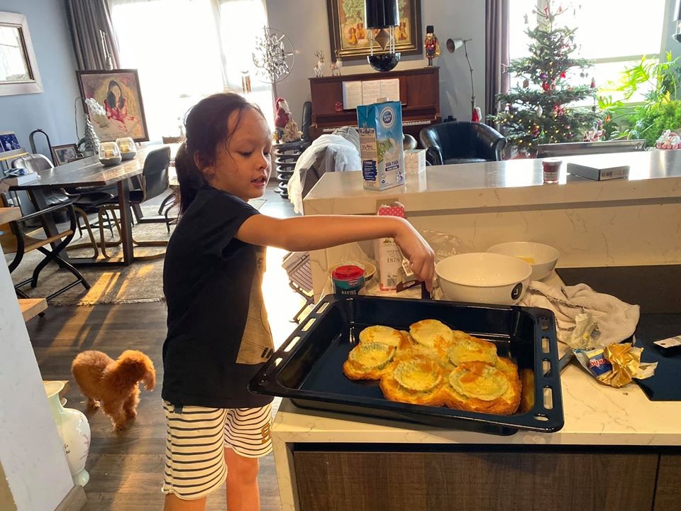 Diva Hồng Nhung xúc động mùa Noel hai con biết tự chăm nhau lúc mẹ bận - 4 Diva Hồng Nhung xúc động mùa Noel hai con biết tự chăm nhau lúc mẹ bận - 4