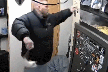 Khoảnh khắc trăn bất ngờ lao ra cắn vào mặt chủ khi được cho ăn