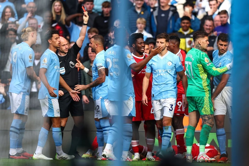 Man Utd hạ Burnley, Man City chơi thiếu người vẫn thắng Nottingham - 4 Man Utd hạ Burnley, Man City chơi thiếu người vẫn thắng Nottingham - 4