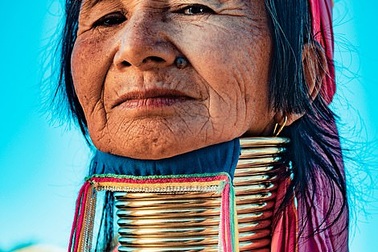 Bí ẩn đằng sau những chiếc cổ dài như hươu cao cổ của phụ nữ bộ tộc Myanmar