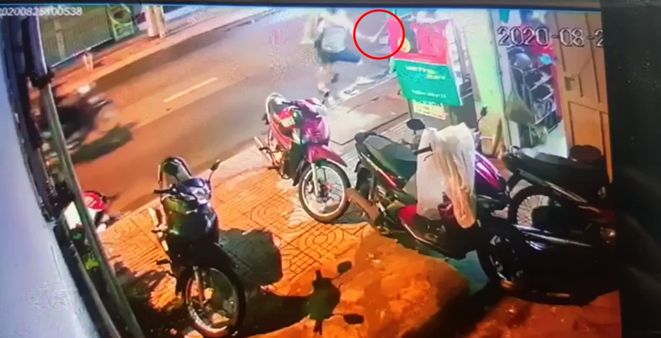 Nhắc hát karaoke gây ồn, 1 gia đình bị hăm doạ - 1 Nhắc hát karaoke gây ồn, 1 gia đình bị hăm doạ - 1