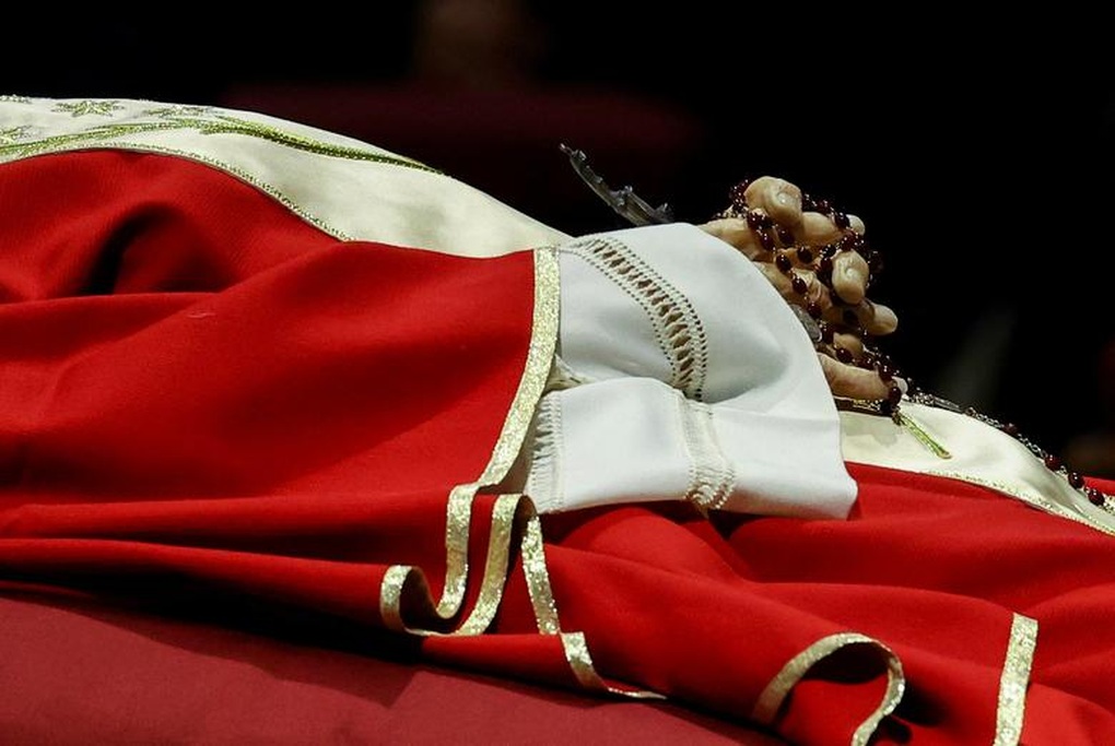 Dòng người xếp hàng dài viếng cựu Giáo hoàng Benedict XVI - 7 Dòng người xếp hàng dài viếng cựu Giáo hoàng Benedict XVI - 7