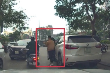 Xử phạt tài xế đỗ xe Lexus "nghênh ngang" trên phố Hà Nội