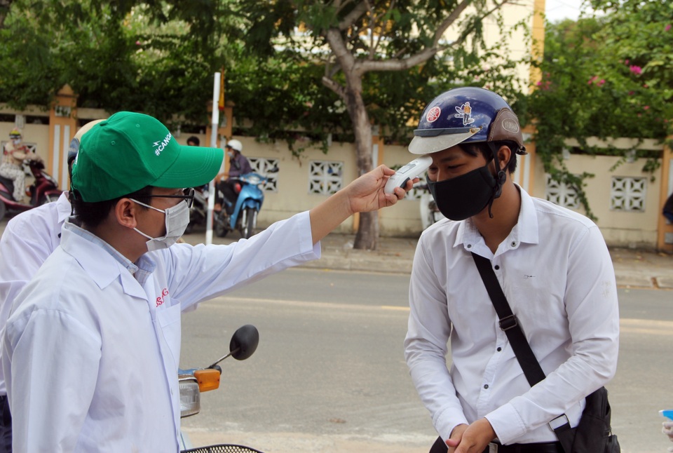 Nghiêm ngặt kiểm tra thí sinh vào làm thủ tục dự thi tốt nghiệp THPT 2020 - 36 Nghiêm ngặt kiểm tra thí sinh vào làm thủ tục dự thi tốt nghiệp THPT 2020 - 36