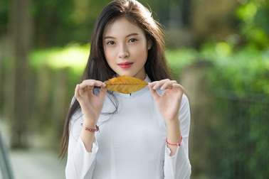 Hot girl Học viện Tòa án đẹp dịu dàng trong tà áo dài trắng