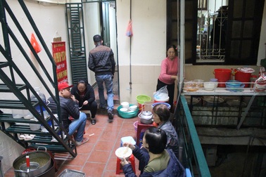 Kỳ lạ phở khổ Hà Nội: Bán trên sân thượng, khách đến ăn "gù lưng, mỏi gối"