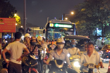 Một làn đường Kim Mã bị “khóa” khiến giao thông hỗn loạn