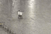 Người đi bộ thoát chết thần kỳ sau khi bị sét đánh ở Trung Quốc