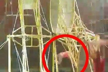 Đứng tim khi nghệ sĩ xiếc ngã khỏi bánh xe khổng lồ cách mặt đất 10 mét