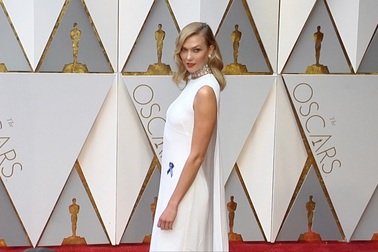 Karlie Kloss thanh lịch trên thảm đỏ Oscars