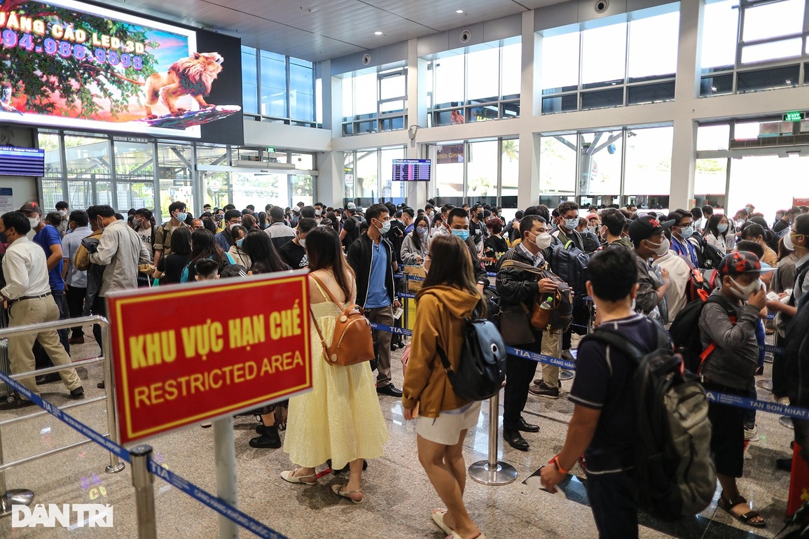 Vì sao hàng nghìn hành khách phải chực chờ ở Tân Sơn Nhất? - 1 Vì sao hàng nghìn hành khách phải chực chờ ở Tân Sơn Nhất? - 1