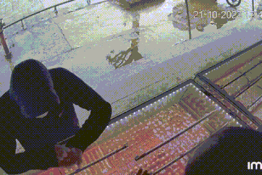 Trùm đầu, bịt kín mặt vào tiệm vàng, giả mua hàng rồi cướp