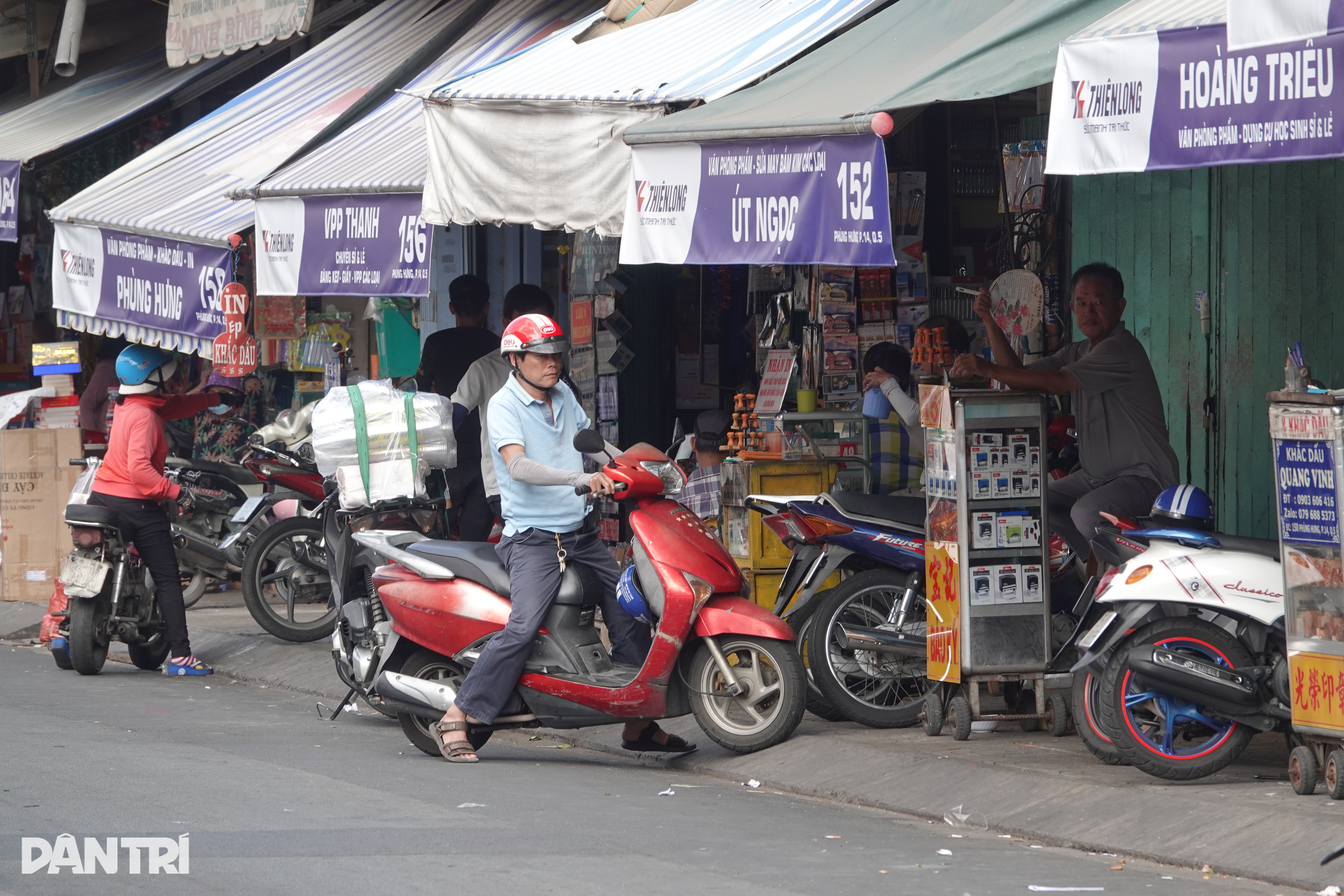 ៤០ឆ្នាំនៃការលក់ក្រដាស និងប៊ិចមិនដែលលក់ដាច់ដូចឆ្នាំនេះ - ៤ 40 năm bán giấy, bút, chưa khi nào ế như năm nay - 4