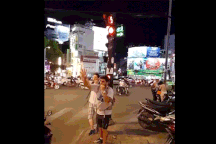 Xem hai chàng Tây "hỗ trợ đèn đỏ" giữ giao thông ổn định