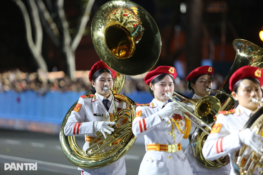 Nữ chiến sĩ quân nhạc gây sốt khi mang kèn nặng 20kg tập diễu binh suốt 9km - 1 Nữ chiến sĩ quân nhạc gây sốt khi mang kèn nặng 20kg tập diễu binh suốt 9km - 1