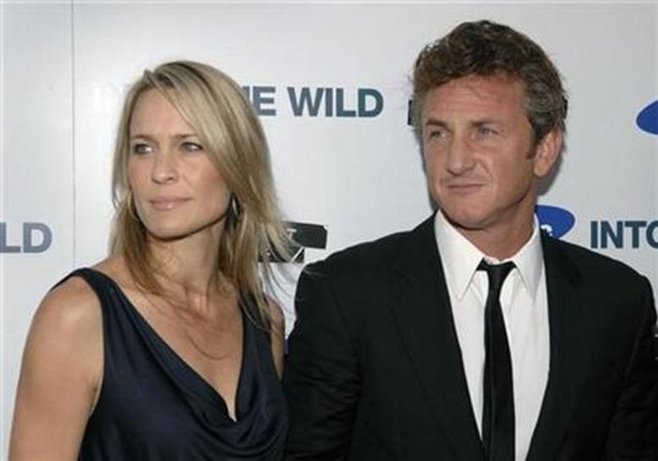 Sean Penn dự sự kiện cùng bạn gái kém 32 tuổi - 7 Sean Penn dự sự kiện cùng bạn gái kém 32 tuổi - 7