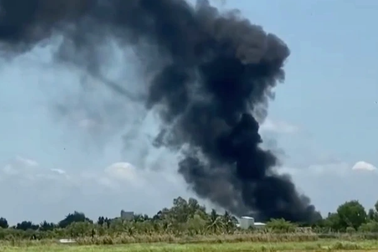 Hỏa hoạn "nuốt chửng" kho linh kiện điện tử và nhiều xe tải ở TP Rạch Giá