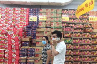 TPHCM: Chợ và siêu thị vắng người, chợ tạm phải “giải tán"