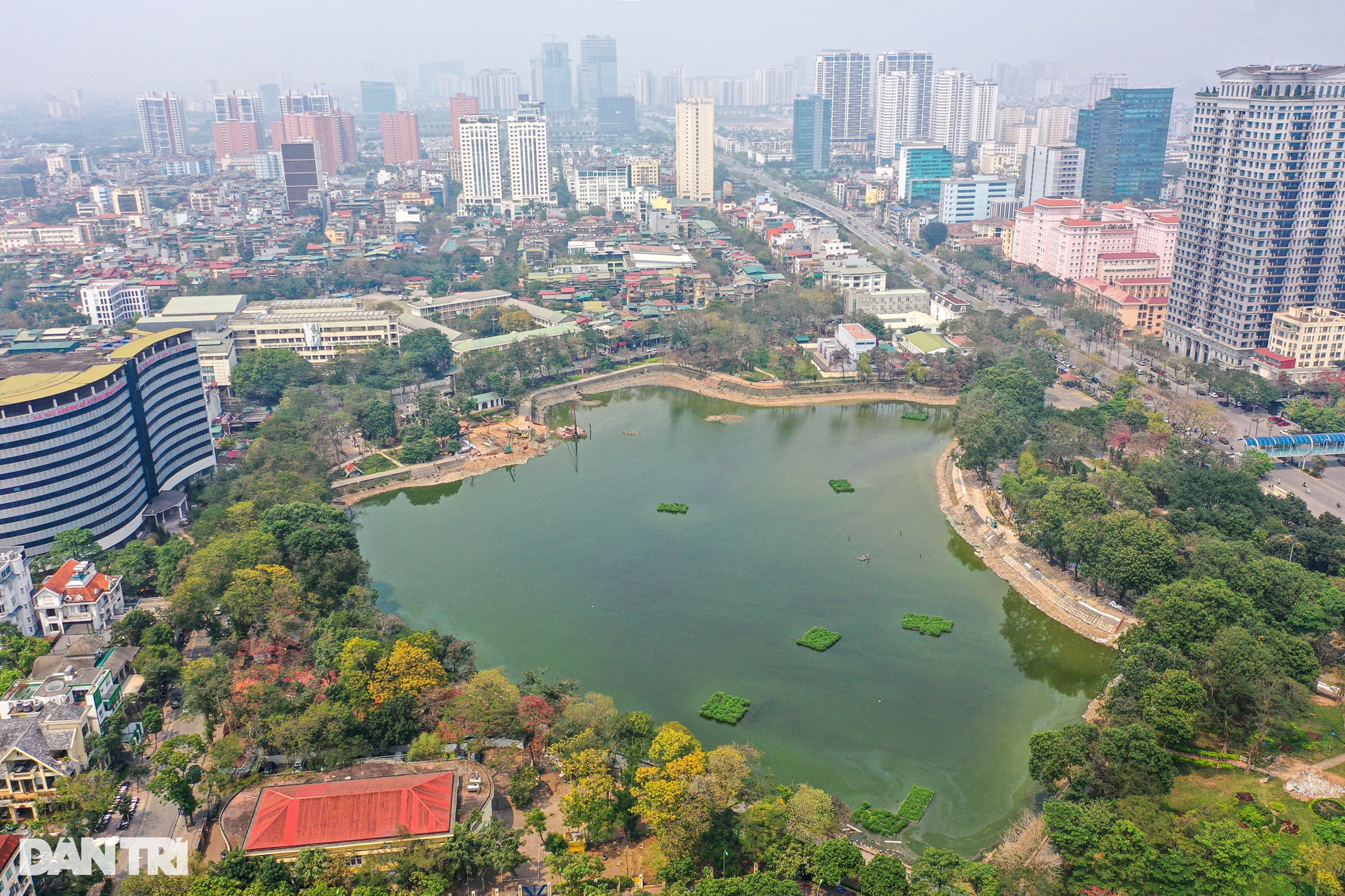 Bàn thờ, bát hương, rác thải chồng chất dưới đáy hồ công viên ở Hà Nội - 13 Bàn thờ, bát hương, rác thải chồng chất dưới đáy hồ công viên ở Hà Nội - 13