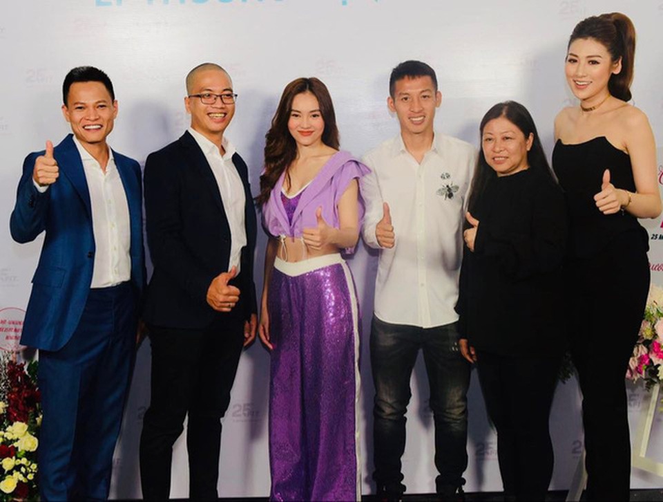 Á hậu Tú Anh quyến rũ, Ninh Dương Lan Ngọc được fan Hà Nội vây kín - 6 Á hậu Tú Anh quyến rũ, Ninh Dương Lan Ngọc được fan Hà Nội vây kín - 6