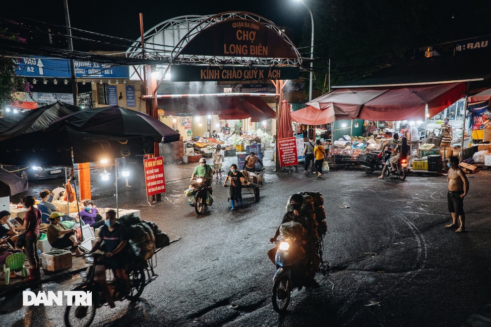 Chợ Long Biên phong tỏa khu hàng cá sau khi có ca dương tính với SARS-CoV-2 - 2 Chợ Long Biên phong tỏa khu hàng cá sau khi có ca dương tính với SARS-CoV-2 - 2