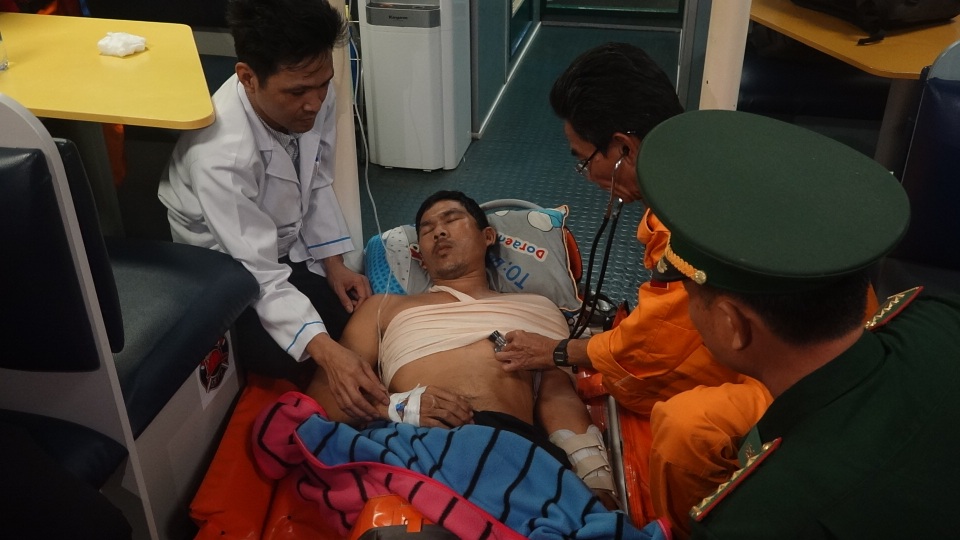 Vượt hải trình với vận tốc tối đa, cứu thuyền viên bị tai nạn lao động nguy kịch - 1 Vượt hải trình với vận tốc tối đa, cứu thuyền viên bị tai nạn lao động nguy kịch - 1