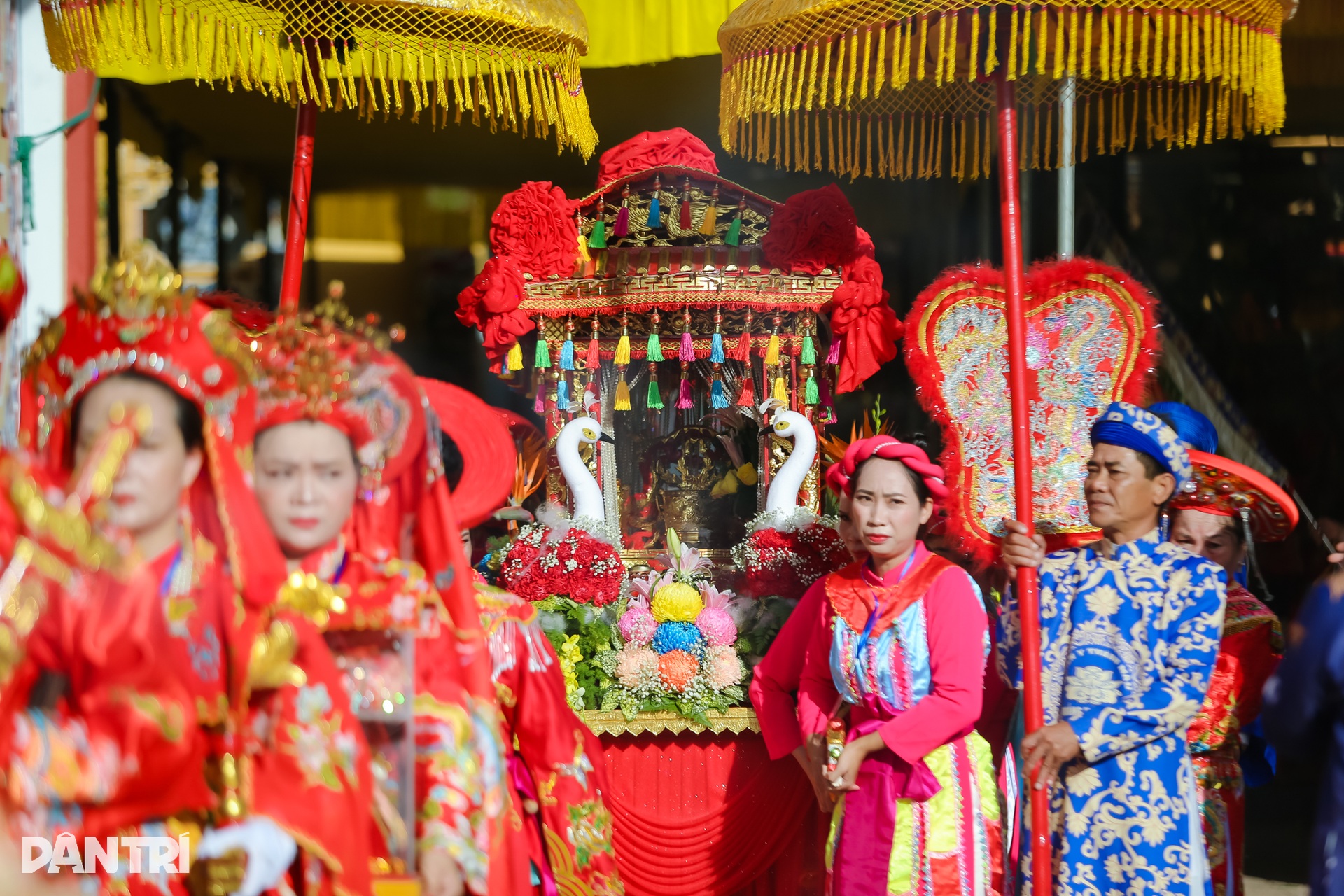Sông Hương rực rỡ sắc màu với lễ hội điện Huệ Nam - 3 Sông Hương rực rỡ sắc màu với lễ hội điện Huệ Nam - 3