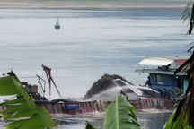 Hà Nội: Bất lực nhìn cát tặc ngang nhiên "hút máu" sông Đà?