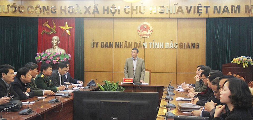 Cảnh sát giao thông lập chốt, phát hàng nghìn khẩu trang miễn phí phòng chống virut corona - 4 Cảnh sát giao thông lập chốt, phát hàng nghìn khẩu trang miễn phí phòng chống virut corona - 4