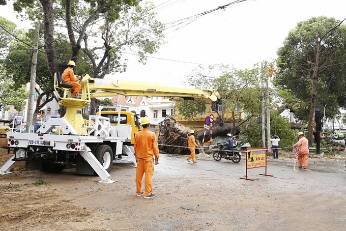 Còn hơn 58 ngàn khách hàng ở 3 tỉnh miền Trung chưa có điện sau bão số 9 - Ảnh 1.