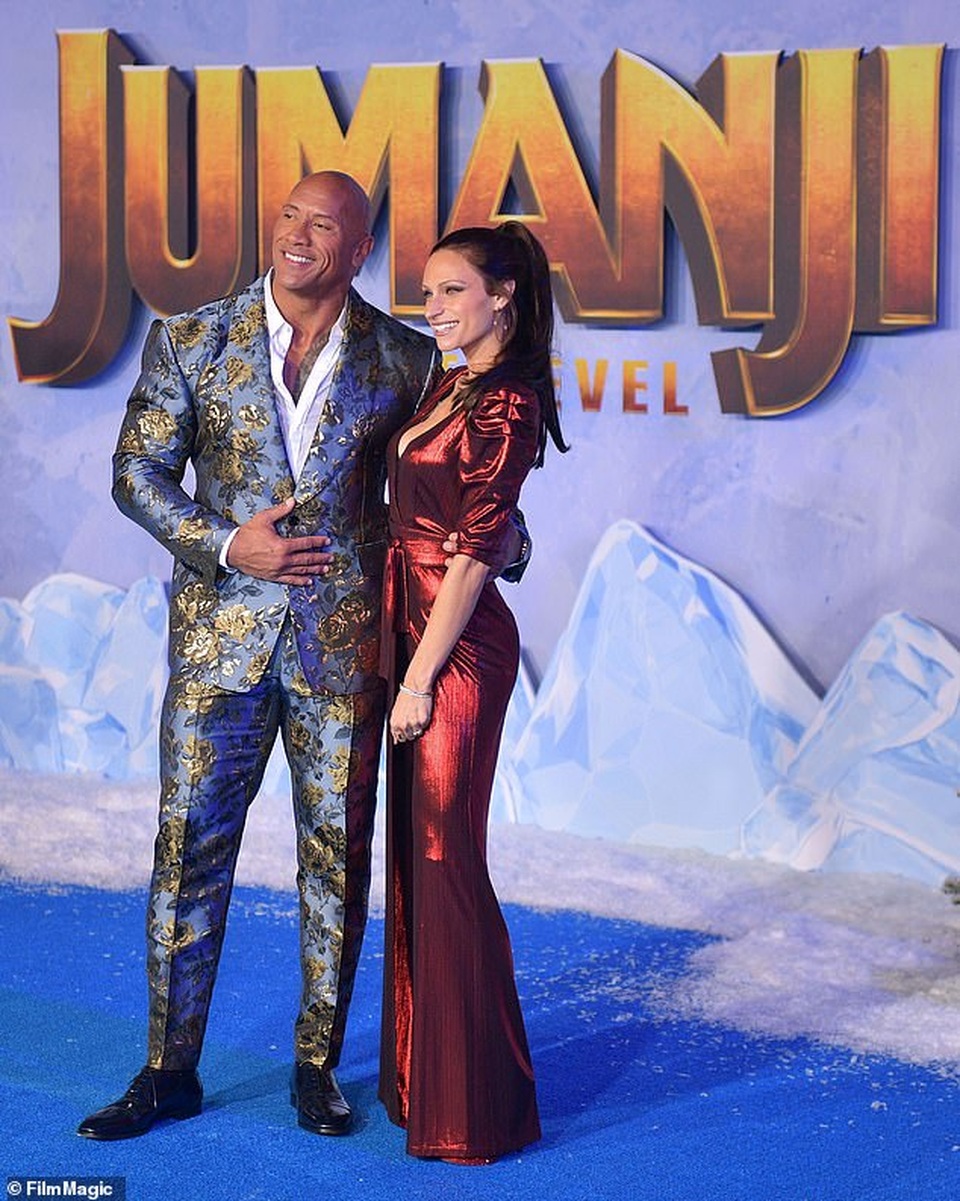 Vua bọ cạp Dwayne Johnson hôn vợ trên thảm đỏ - 4 Vua bọ cạp Dwayne Johnson hôn vợ trên thảm đỏ - 4