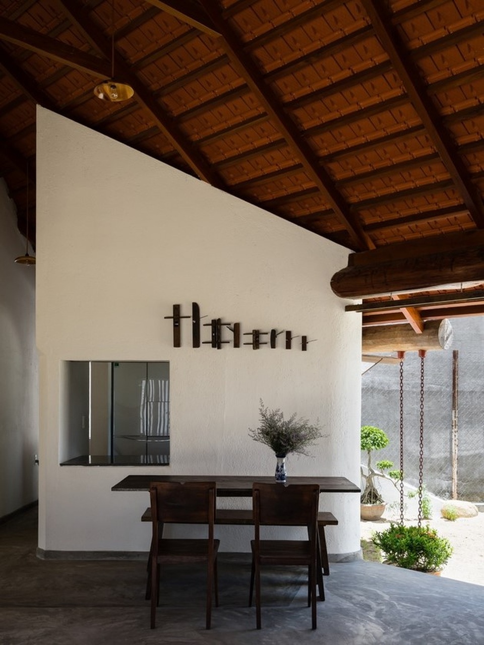 Vẻ sang trọng ẩn sau ngôi nhà ngói đỏ ở quê của gia đình Việt - 11