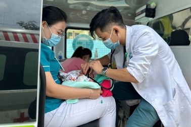 Tặng bằng khen các bác sĩ vượt hơn 100km, cứu cháu bé người Lào sinh non