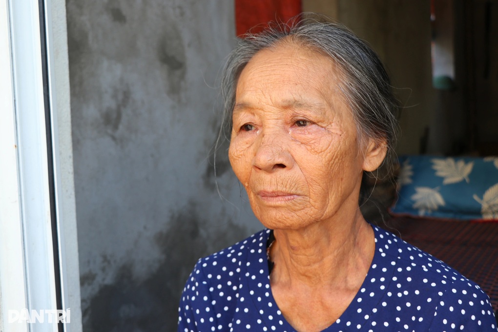 Nước mắt bất lực của mẹ già gồng mình nuôi con ung thư, chồng mù lòa - 3 Nước mắt bất lực của mẹ già gồng mình nuôi con ung thư, chồng mù lòa - 3