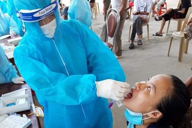 Nghệ An test nhanh Covid-19 hàng nghìn người, truy vết ca nhiễm tại Lào