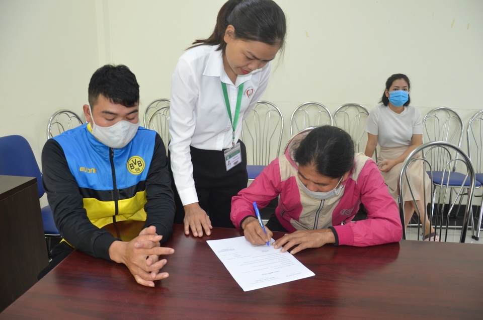 Hơn 65 triệu đồng của bạn đọc đến với người vợ xin nhà hảo tâm cứu chồng - 2 Hơn 65 triệu đồng của bạn đọc đến với người vợ xin nhà hảo tâm cứu chồng - 2