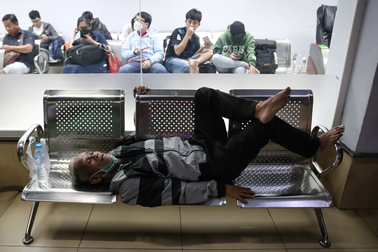 Người dân vạ vật hơn 5 giờ để bắt xe về quê nghỉ Tết Dương lịch