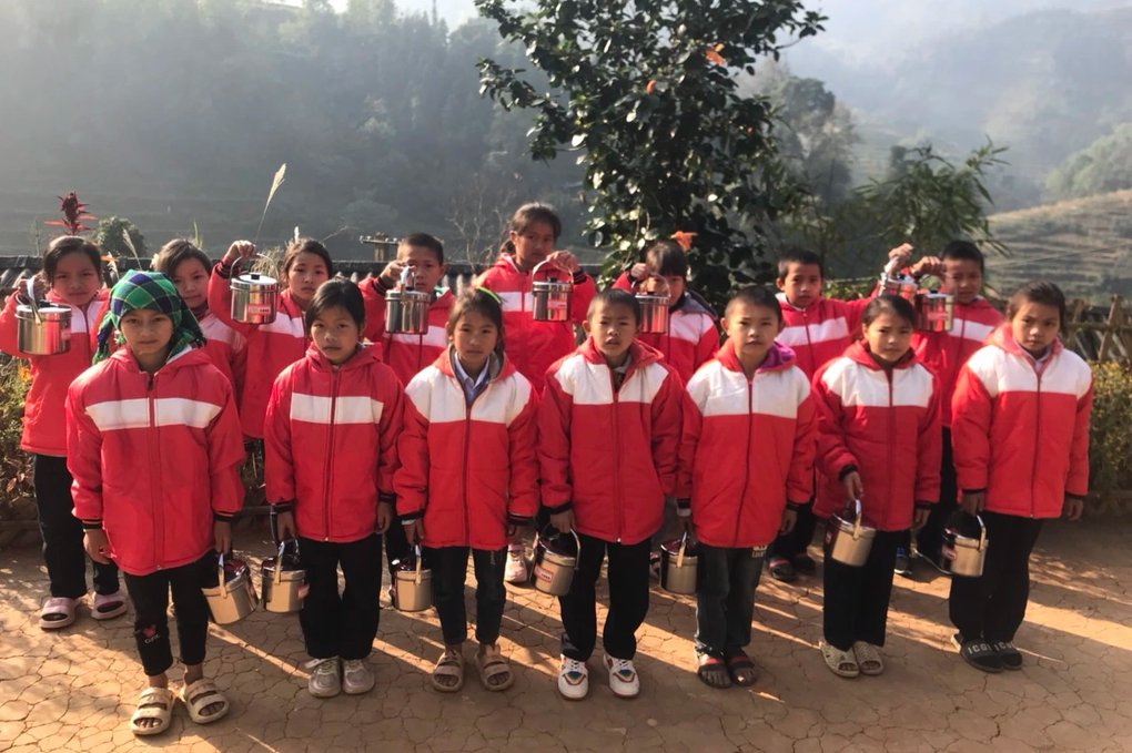 Báo Dân trí tặng chăn, áo ấm, đồ dùng thiết yếu tới học sinh vùng cao - 3 Báo Dân trí tặng chăn, áo ấm, đồ dùng thiết yếu tới học sinh vùng cao - 3