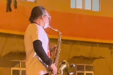 Saxophone Trần Mạnh Tuấn "hàn gắn vết thương tâm hồn" bệnh viện dã chiến