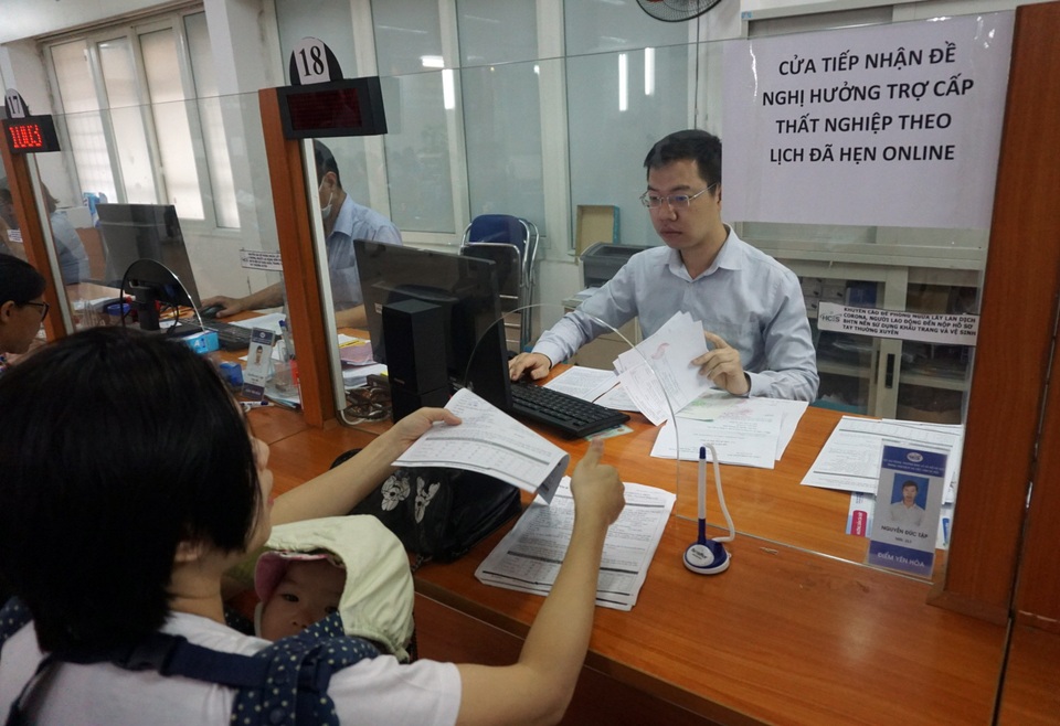 Người dân Hà Nội ùn ùn đi làm trợ cấp thất nghiệp... từ 5h sáng - 9 Người dân Hà Nội ùn ùn đi làm trợ cấp thất nghiệp... từ 5h sáng - 9