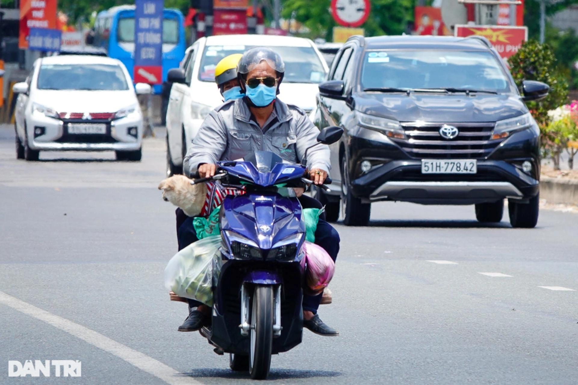 Người dân miền Tây lỉnh kỉnh hành lý trở lại TPHCM sau lễ - 9 Người dân miền Tây lỉnh kỉnh hành lý trở lại TPHCM sau lễ - 9