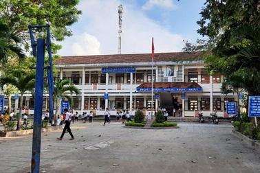 Hiệu trưởng nghỉ việc 3 tháng vẫn... nhận lương đủ