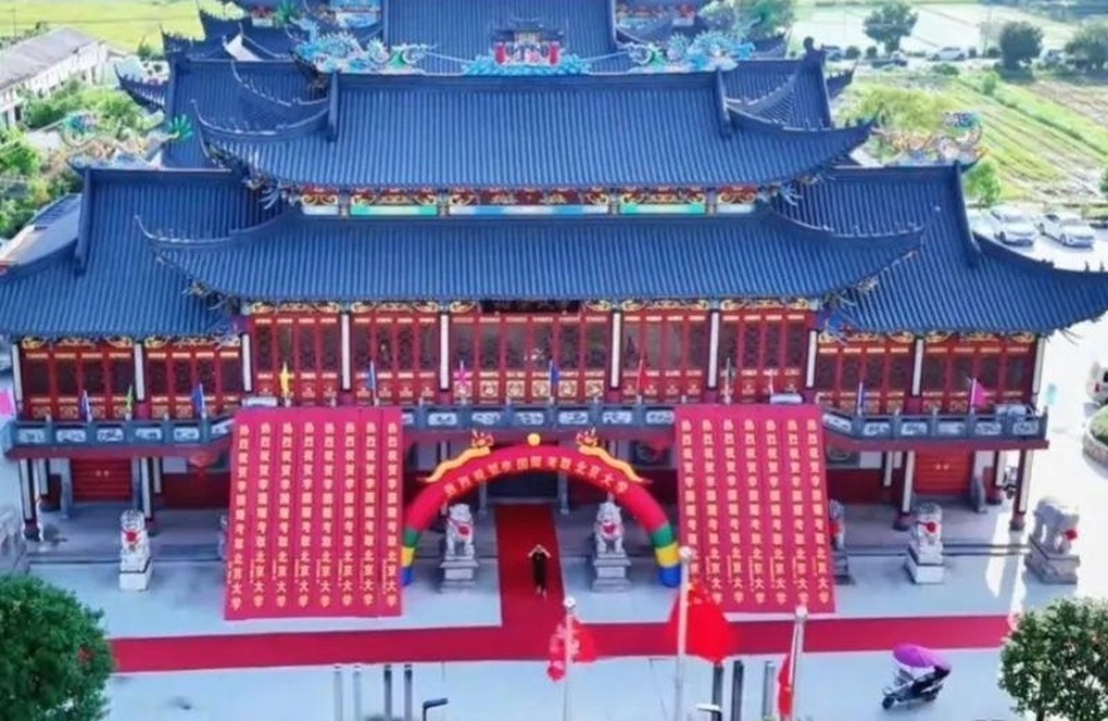 Tranh cãi xung quanh đám rước và tiệc mừng nam sinh đỗ đại học - 2 Tranh cãi xung quanh đám rước và tiệc mừng nam sinh đỗ đại học - 2