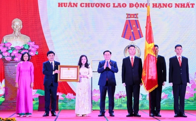 Chủ tịch Quốc hội Vương Đình Huệ trao Huân chương Lao động hạng Nhất cho Báo Đại biểu Nhân dân