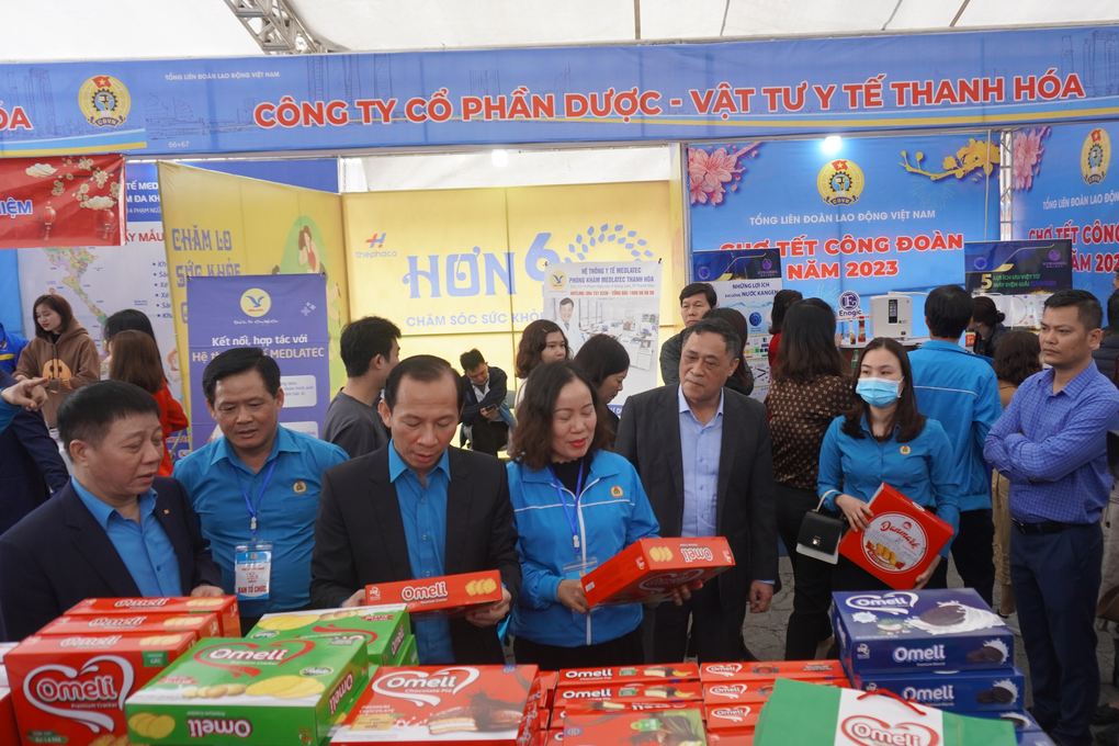 Chợ Tết công đoàn như món quà cuối năm với công nhân nghèo - 2 Chợ Tết công đoàn như món quà cuối năm với công nhân nghèo - 2
