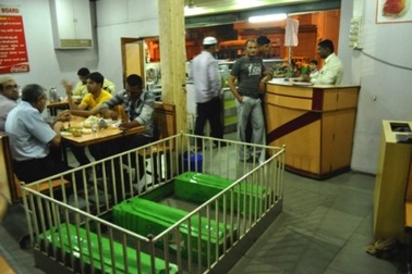 Rợn người nhà hàng hút khách bằng những nấm mồ