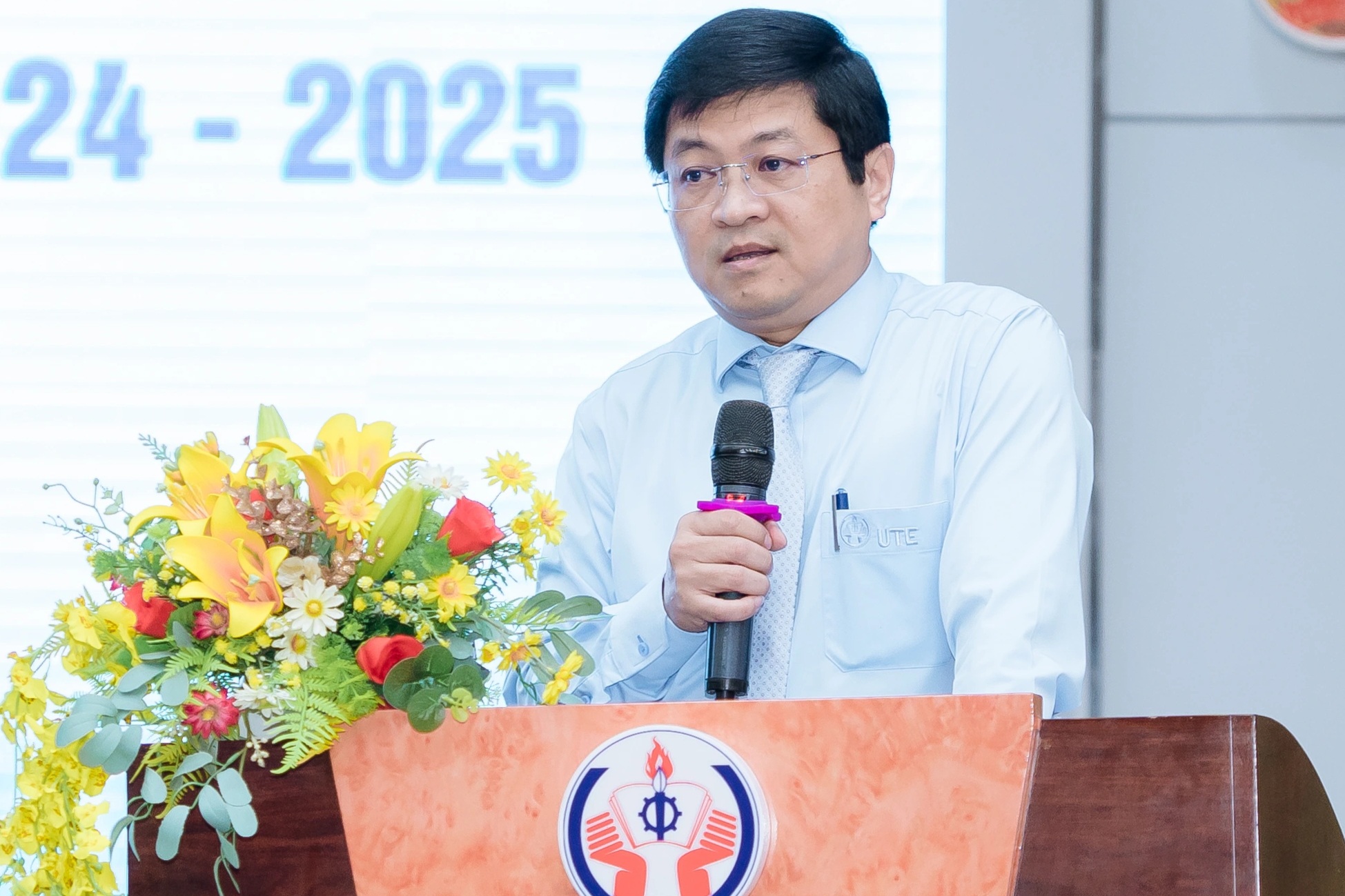 चेक गणराज्य से डॉक्टर की उपाधि प्राप्त करने वाले छात्र आधिकारिक तौर पर हो ची मिन्ह सिटी तकनीकी शिक्षा विश्वविद्यालय के प्रधानाचार्य बने - 1 Tiến sĩ tốt nghiệp từ Séc chính thức làm Hiệu trưởng Sư phạm Kỹ thuật TPHCM - 1