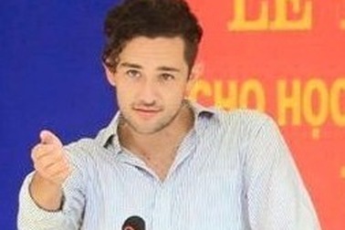 Nữ sinh Việt “phát sốt” vì thầy giáo ngoại quốc điển trai