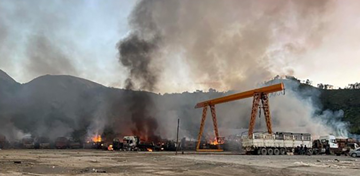 กบฏเมียนมาร์ถูกกล่าวหาว่าวางระเบิดรถบรรทุก 120 คันในรัฐที่ติดชายแดนจีน - 2 Phiến quân Myanmar bị tố đánh bom 120 xe hàng ở bang giáp Trung Quốc - 2