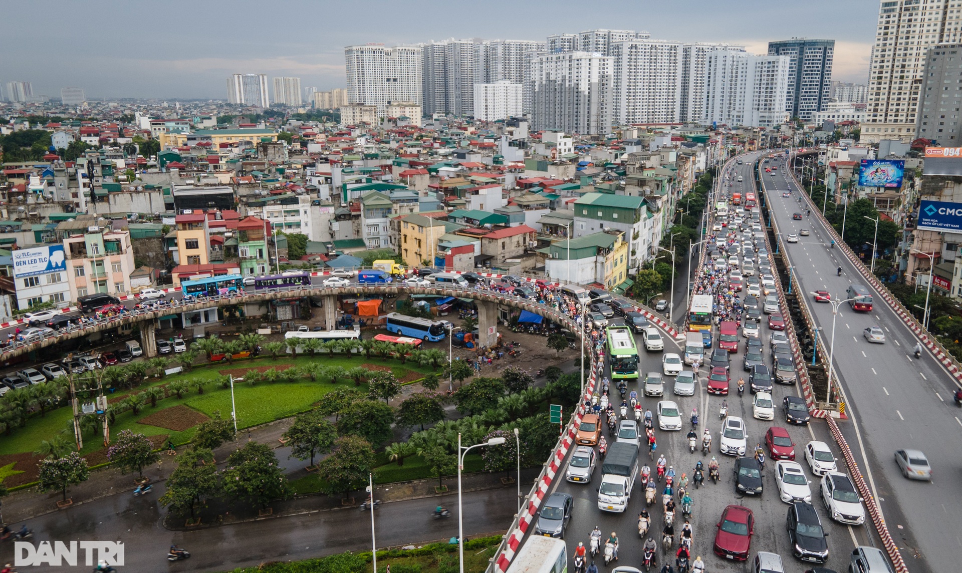 Cầu Vĩnh Tuy bị rào chắn đường dẫn, hàng nghìn phương tiện ùn ứ kéo dài - 9 Cầu Vĩnh Tuy bị rào chắn đường dẫn, hàng nghìn phương tiện ùn ứ kéo dài - 9